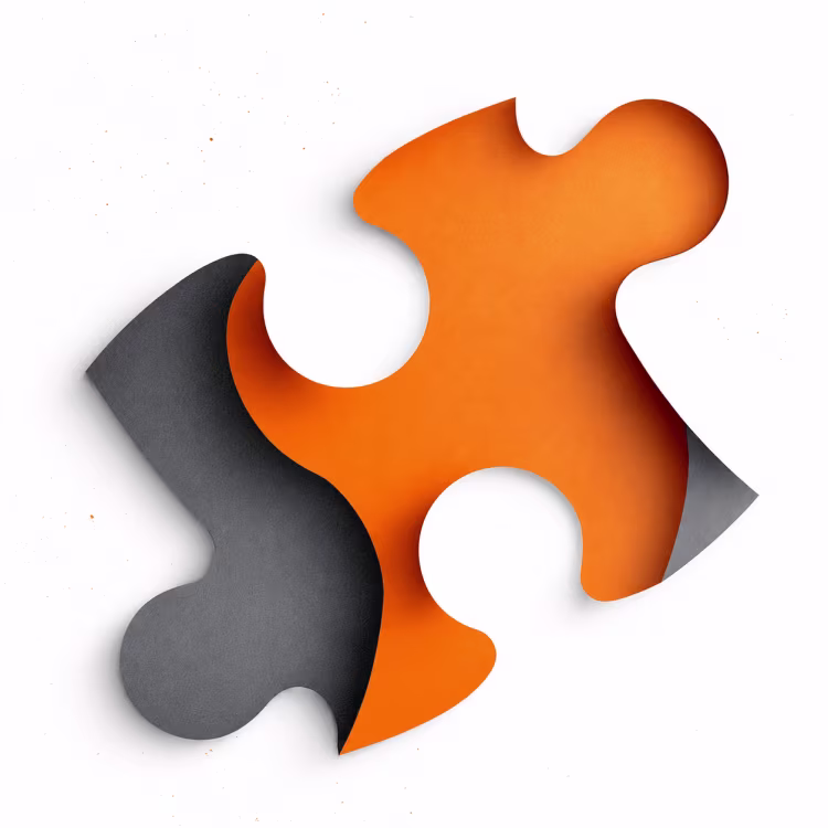 Drie puzzelstukken, twee oranje en één grijs, symboliseren maatwerk in webdesign: unieke functionaliteit, offertecalculator en externe systeemkoppelingen